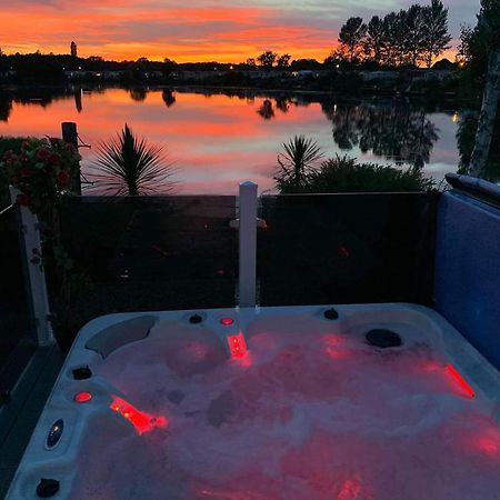 Meridian Tattershall Lakes Escape - Lakeside Lodge Caravan With A Fishing Peg Luxury Hot Tub Экстерьер фото