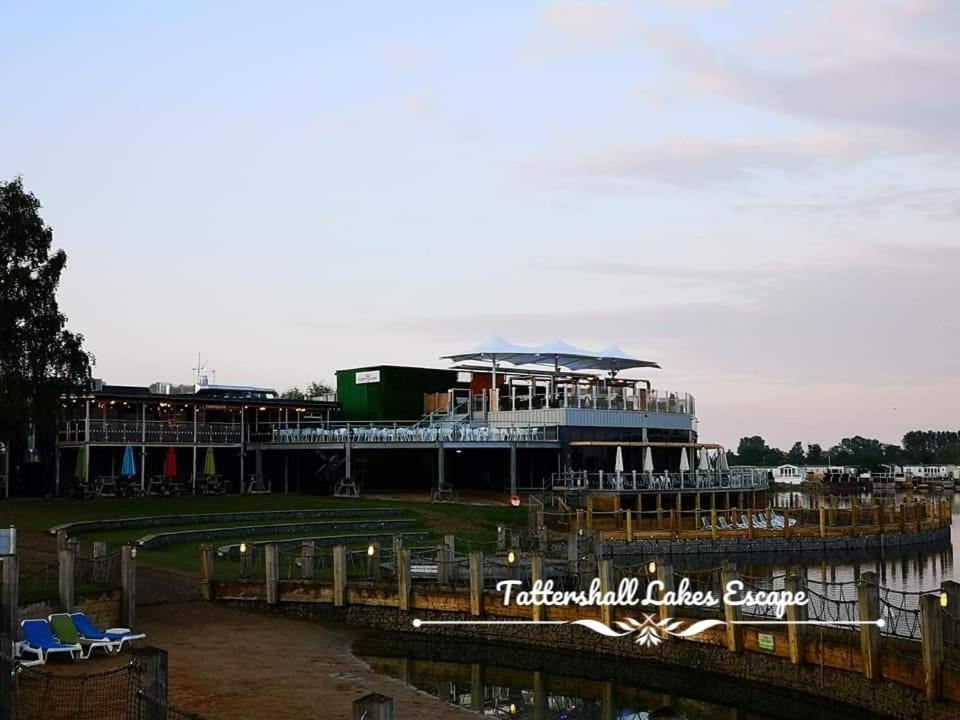 Meridian Tattershall Lakes Escape - Lakeside Lodge Caravan With A Fishing Peg Luxury Hot Tub Экстерьер фото