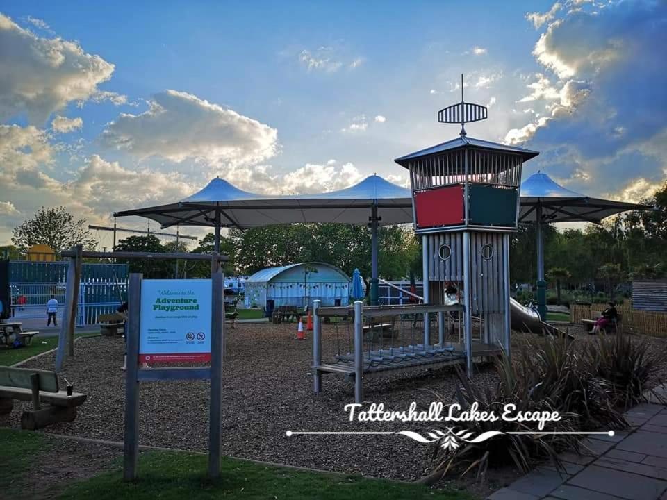 Meridian Tattershall Lakes Escape - Lakeside Lodge Caravan With A Fishing Peg Luxury Hot Tub Экстерьер фото