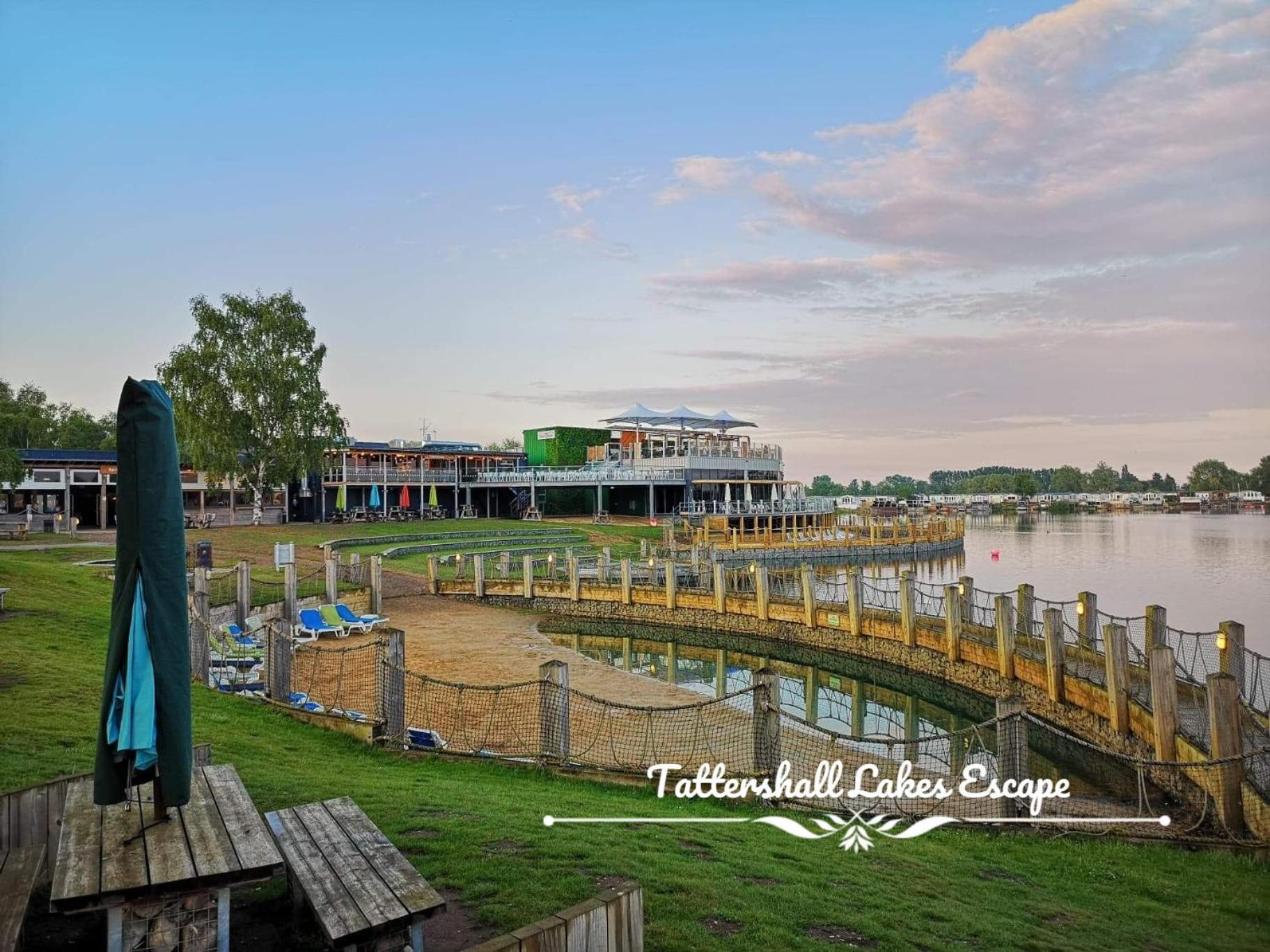 Meridian Tattershall Lakes Escape - Lakeside Lodge Caravan With A Fishing Peg Luxury Hot Tub Экстерьер фото