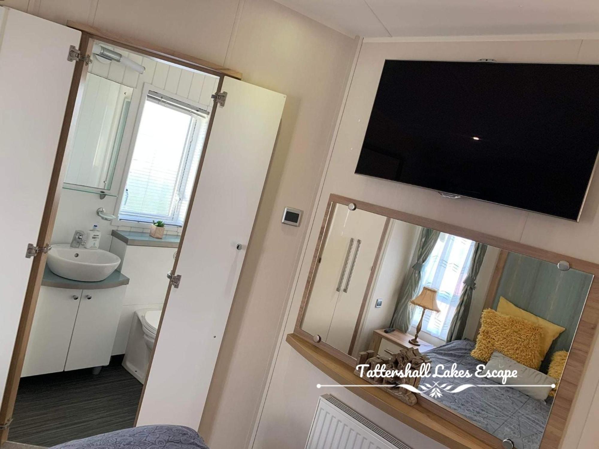 Meridian Tattershall Lakes Escape - Lakeside Lodge Caravan With A Fishing Peg Luxury Hot Tub Экстерьер фото
