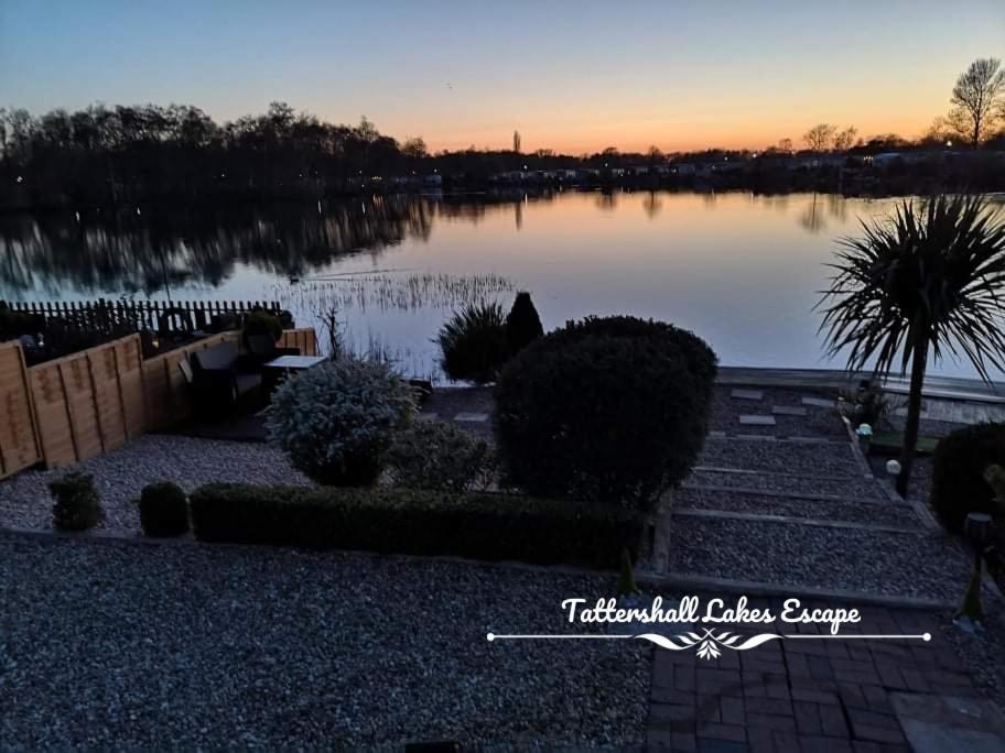 Meridian Tattershall Lakes Escape - Lakeside Lodge Caravan With A Fishing Peg Luxury Hot Tub Экстерьер фото