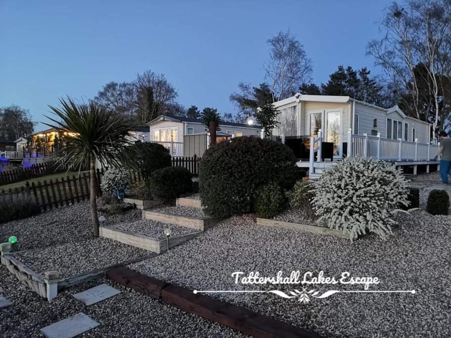 Meridian Tattershall Lakes Escape - Lakeside Lodge Caravan With A Fishing Peg Luxury Hot Tub Экстерьер фото