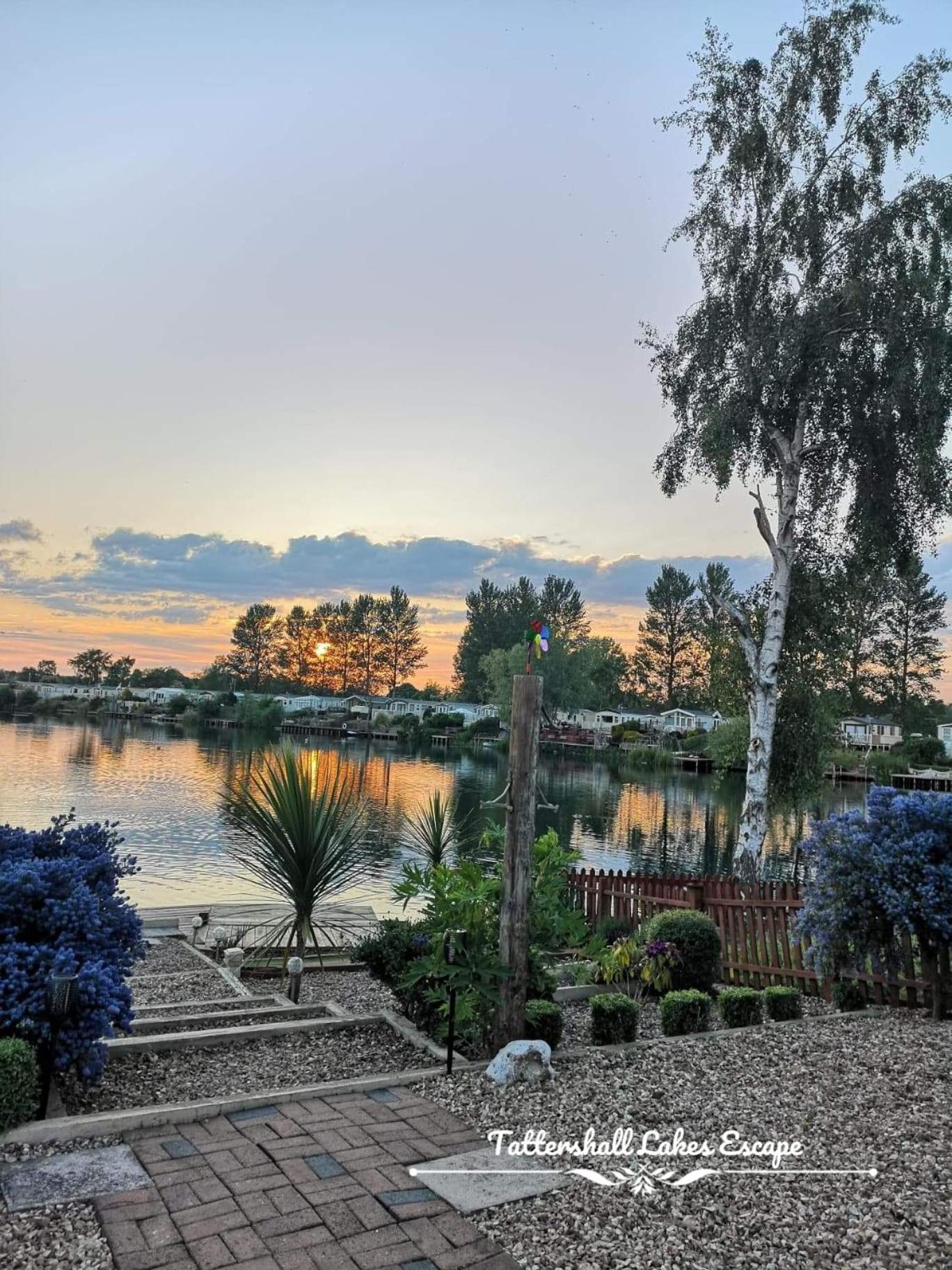 Meridian Tattershall Lakes Escape - Lakeside Lodge Caravan With A Fishing Peg Luxury Hot Tub Экстерьер фото