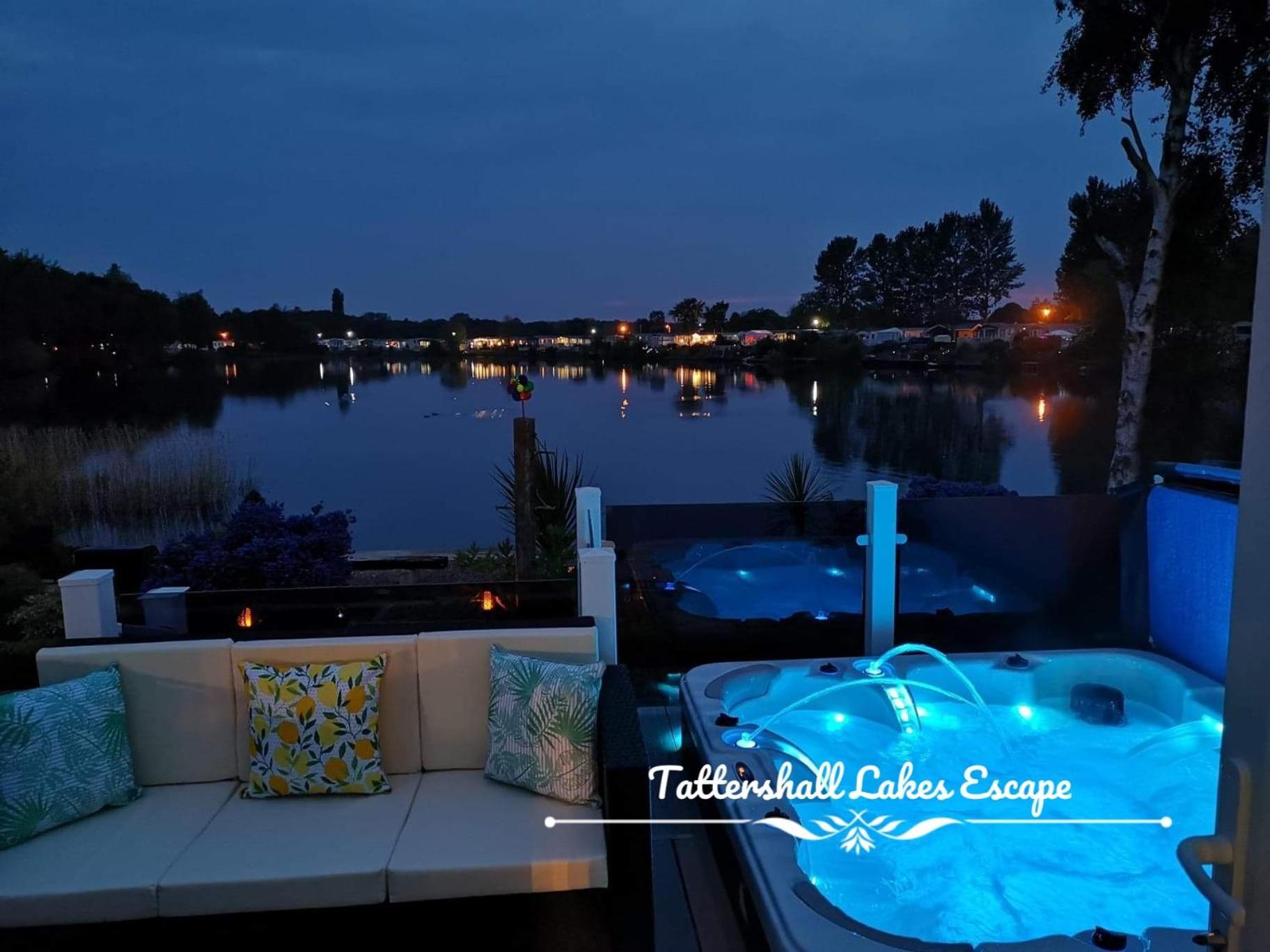 Meridian Tattershall Lakes Escape - Lakeside Lodge Caravan With A Fishing Peg Luxury Hot Tub Экстерьер фото